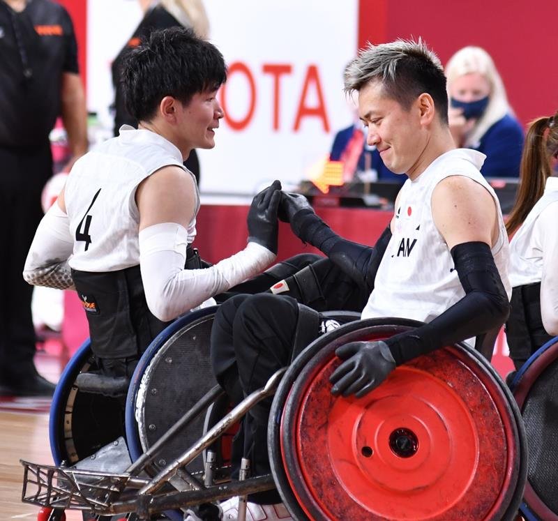 オーストラリアに勝利し銅メダル獲得を決め、タッチする羽賀（左）と今井＝国立代々木競技場
