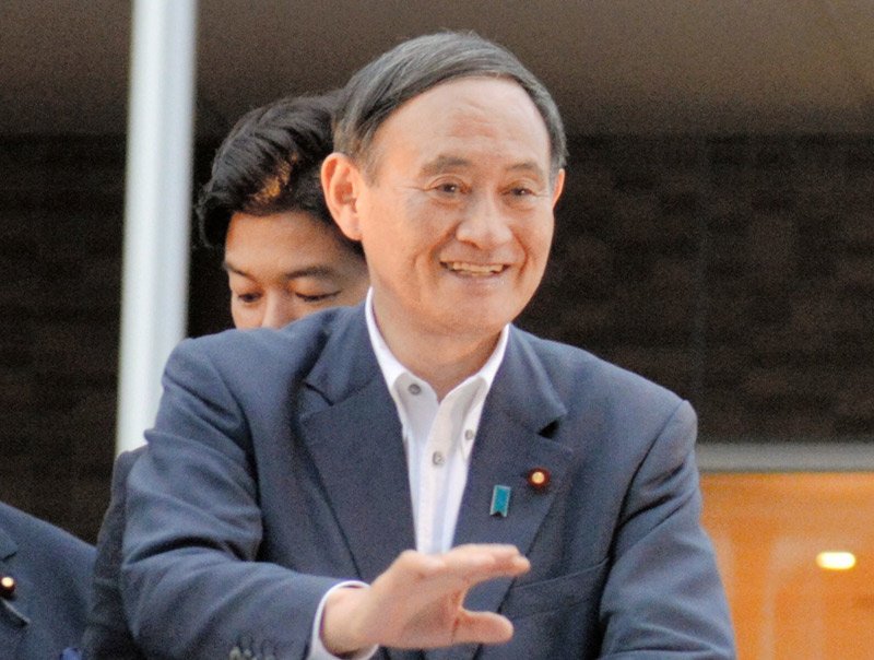 ２０１９年の参院選で、千葉県内の有権者に手を振る菅官房長官（当時、現首相）＝船橋市