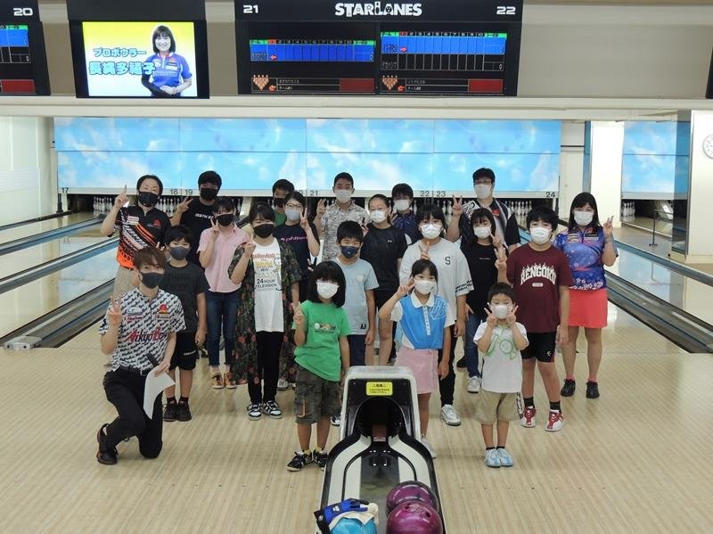 ボウリング教室に参加した小・中学生とプロボウラー＝市川市の本八幡スターレーン
