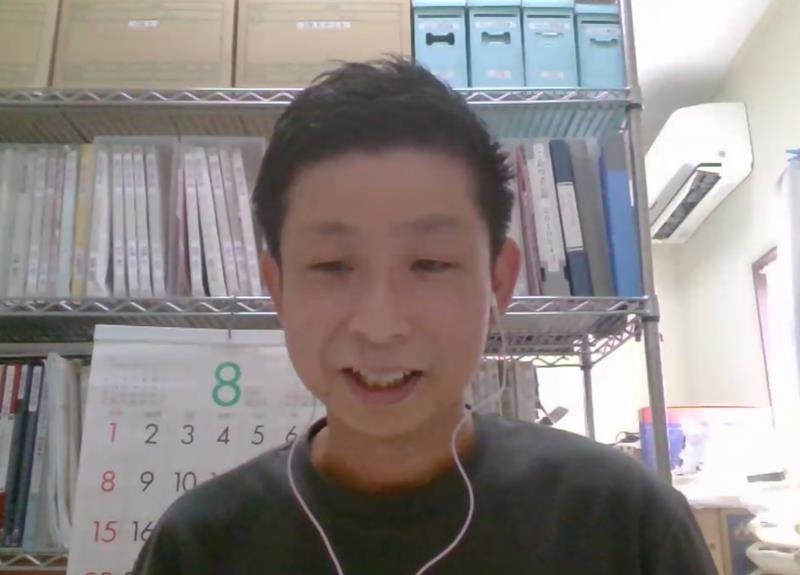 オンライン取材に応じる筒井啓介さん＝２６日(共同)

