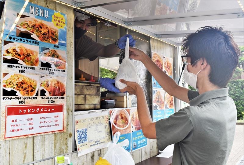 アプリで注文と決済を完了し、手ぶらで商品を受け取る利用者＝８月２４日、千葉市中央区のマンション「ブラウシア」



