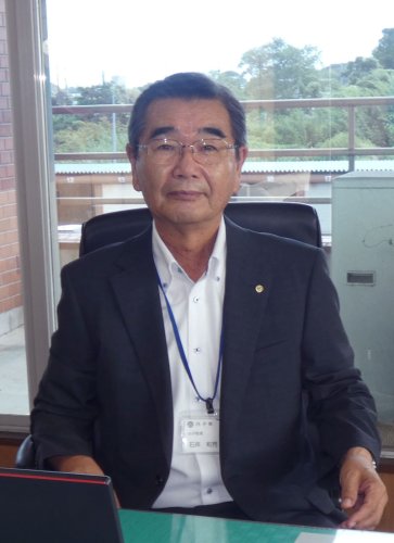 就任２カ月で直面する課題などを話す石井和芳町長＝白子町役場