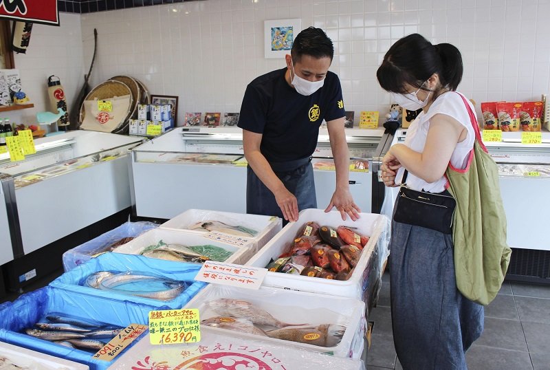 浦安の「泉銀」店主・森田釣竿さん　魚の魅力ロックで発信　「頂いた命届ける」語り部に