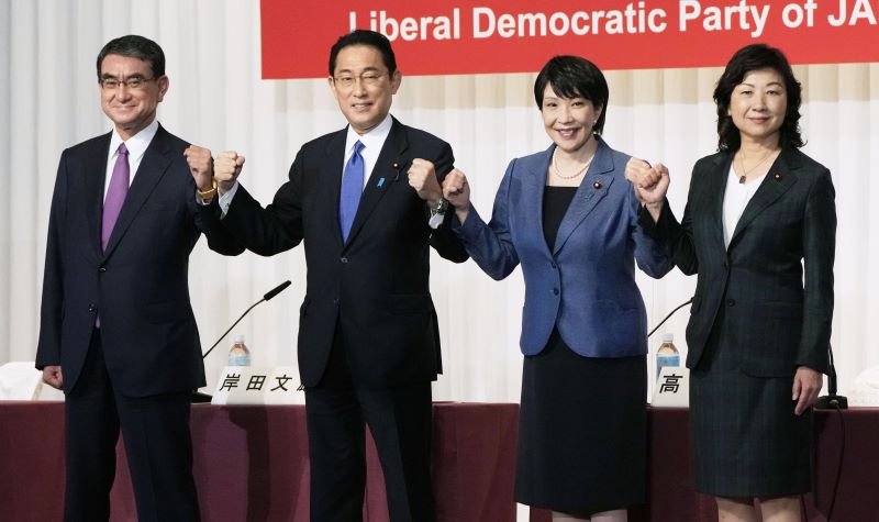 自民党総裁選候補者の共同記者会見を前に、ポーズをとる（左から）河野行革相、岸田前政調会長、高市前総務相、野田幹事長代行＝１７日午後、東京・永田町の党本部（共同）