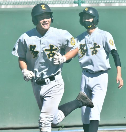 多古―成東　７回裏多古１死、左翼へ本塁打を放ち喜ぶ宮良（左）＝成田大谷津
