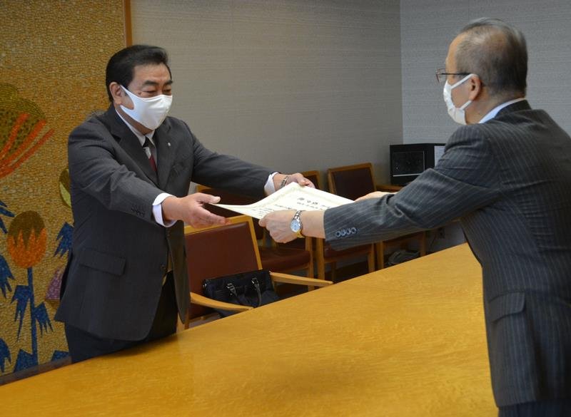寄付に対する感謝状を松戸市長（右）から受け取る高田場長＝船橋市役所
