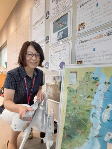 町図書館でベリーズを紹介する掲示物を用意する村田さん＝横芝光町
