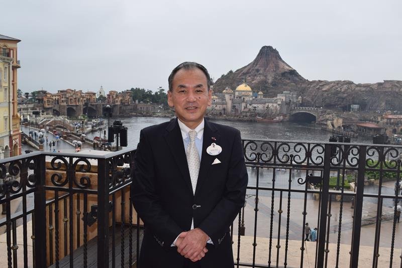 東京ディズニーシーの美しい景観を一望できる客室のバルコニーに立つ牧野総支配人＝浦安市のホテルミラコスタ

