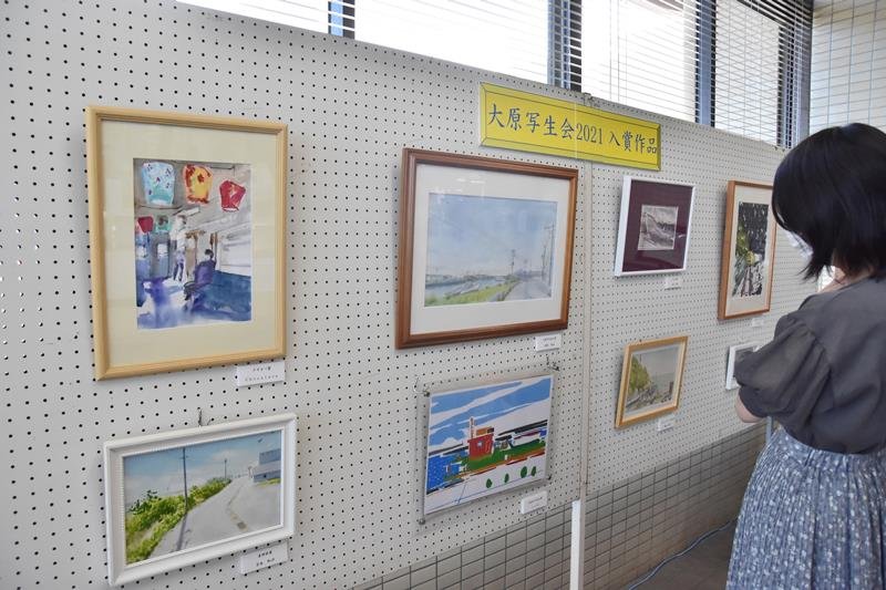 展示している大原写生会の入賞作品＝いすみ市役所ロビー
