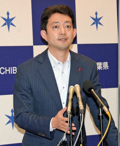 政府が緊急事態宣言解除を決定したことを受け、段階的な緩和などについて説明する熊谷知事＝２８日、千葉県庁