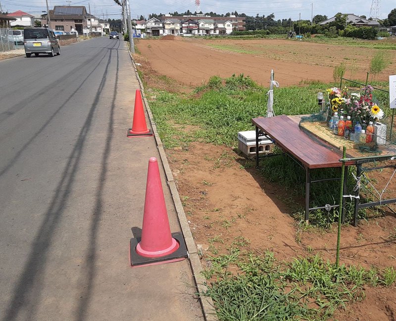 事故現場となった通学路の市道＝７月、八街市