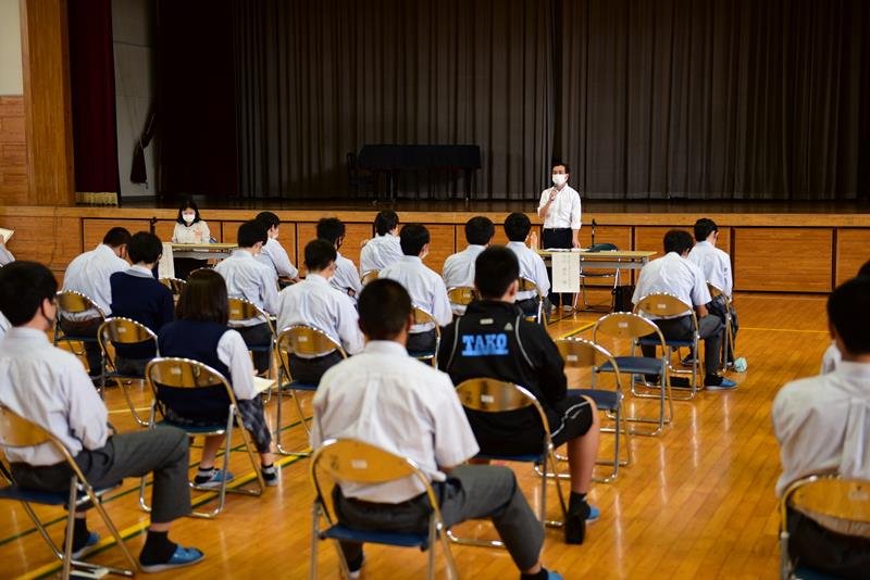 自身の就労観などについて話す平山さん＝多古町の県立多古高校
