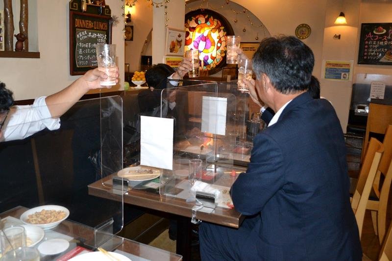 緊急事態宣言解除初日に「ホットケーキ倶楽部　イタリアンダイニング　我家我屋　本店」で酒を飲む客たち＝１日午後７時半ごろ、千葉市中央区
