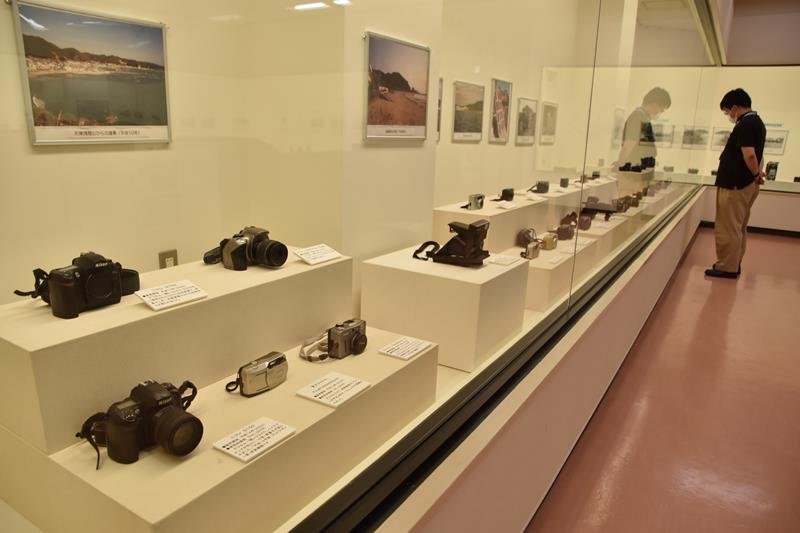 昭和から平成にかけて使われていた人気のカメラが並ぶ展示室＝鴨川市郷土資料館
