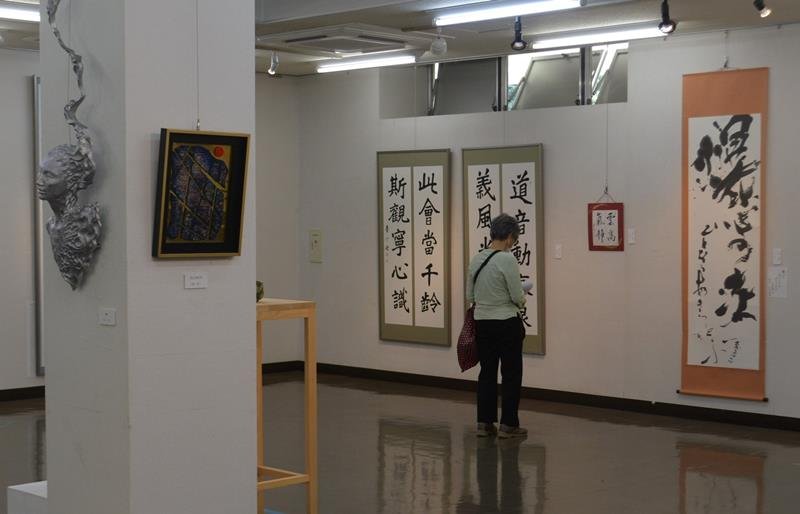 市民ギャラリーで開幕した第３０回記念郷土作家展＝５日、四街道市
