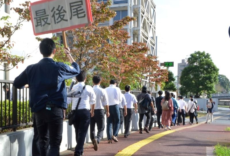 傍聴を希望し整理券交付の列に並ぶ人たち＝６日午前８時２０分ごろ、千葉地裁前