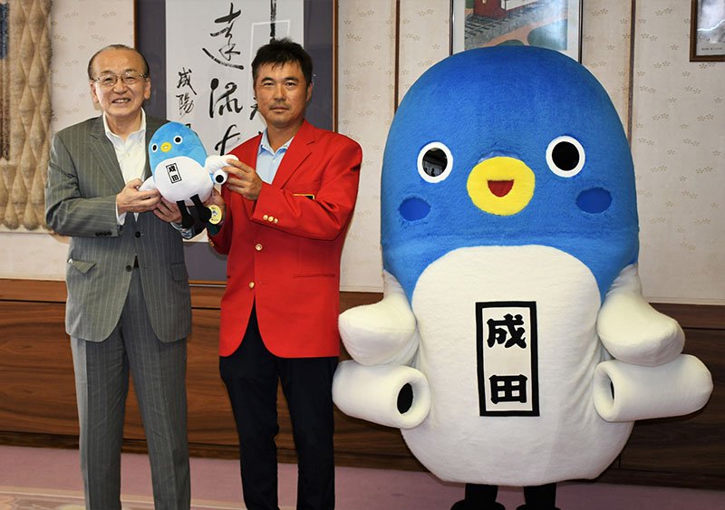 プロ２４年目で果たしたゴルフツアー初優勝を小泉一成市長（左）に報告した森田選手＝成田市役所