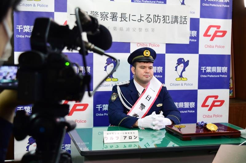 広報動画で詐欺防止を呼び掛ける“ウルフ署長”＝８日、浦安市

