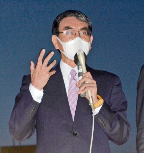 四街道駅前で演説を行う河野氏＝８日夕、四街道市
