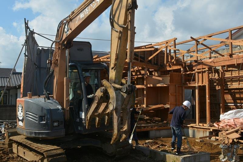 「解体パンダ」が描かれた重機で家屋の解体作業を行う作業員ら＝香取市
