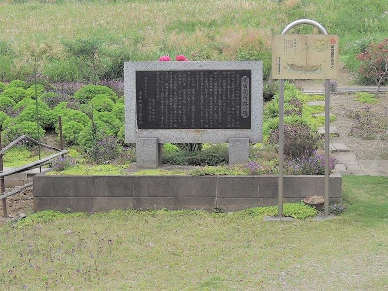 江戸川右岸の西関宿（現在の埼玉県幸手市）に立つ関宿関所碑。江戸時代に関所があった場所は、堤防の内側の江戸側河川敷にあり、現在はその姿を見ることができません
