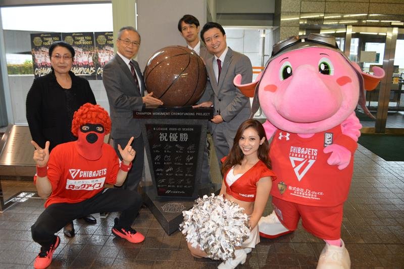 ジェッツのＢリーグ初制覇を受け、ファンらの資金協力で設置されたバスケットボール形の記念碑。チームや船橋市の関係者が除幕式でお披露目した＝１３日、船橋市の船橋アリーナ
