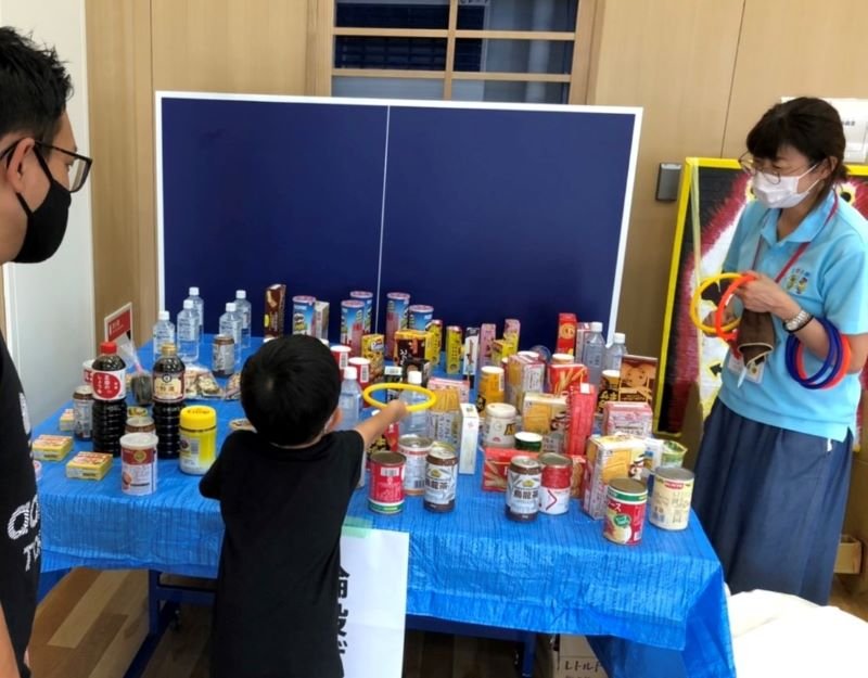 輪投げで食料品を狙う子ども＝八街市（同市社協提供）