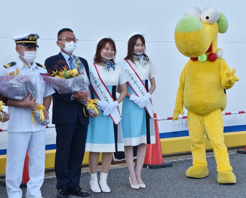 「おがさわら丸」の寄港歓迎セレモニーに参加した佐野優里香さん（左から３人目）と妹の彩夏さん（同４人目）＝館山市
