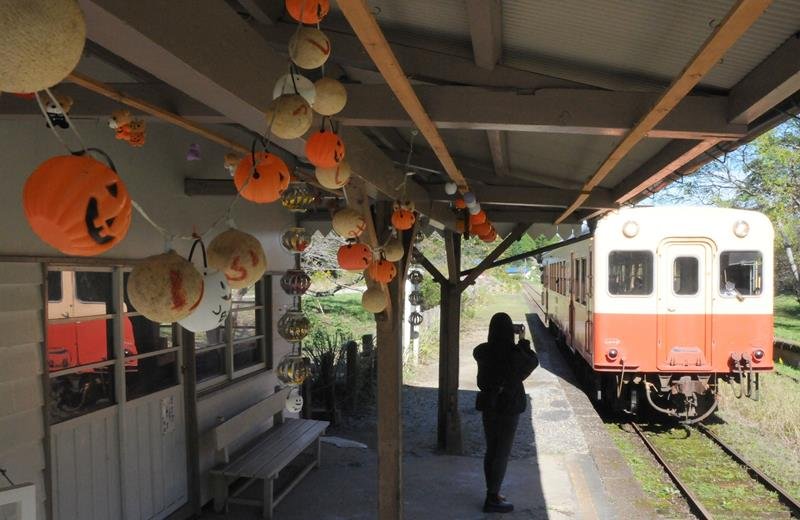 ハロウィーンの飾りが揺れる小湊鉄道「月崎駅」＝市原市