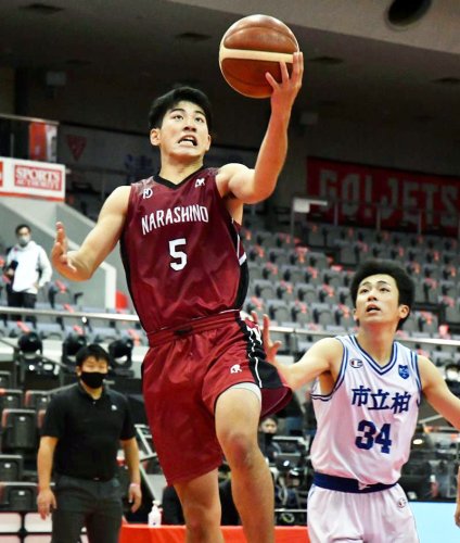 市柏―習志野　第４クオーター、シュートを放つ習志野・朝比奈。右は市柏の広岡＝船橋アリーナ