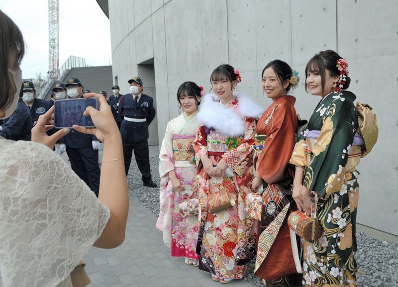 旧友と再会し、振り袖姿で記念撮影をする新成人＝３１日、千葉市中央区