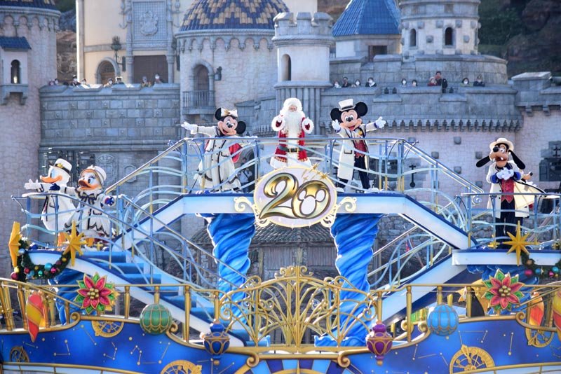 ディズニー、クリスマス一色に　９日から　華やか衣装で来園者お迎え　ランド、シー、ホテルも