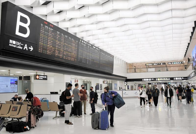 成田空港第２ターミナルの国際線到着ロビーでは海外からの帰国者や来日客らの姿があった＝８日