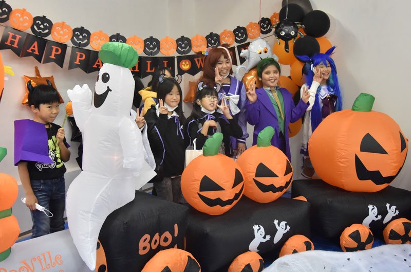 仮装して写真に納まる子どもたち＝３１日、勝浦市
