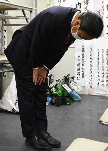 小選挙区で敗れ支持者に頭を下げる木村氏＝３１日、船橋市

