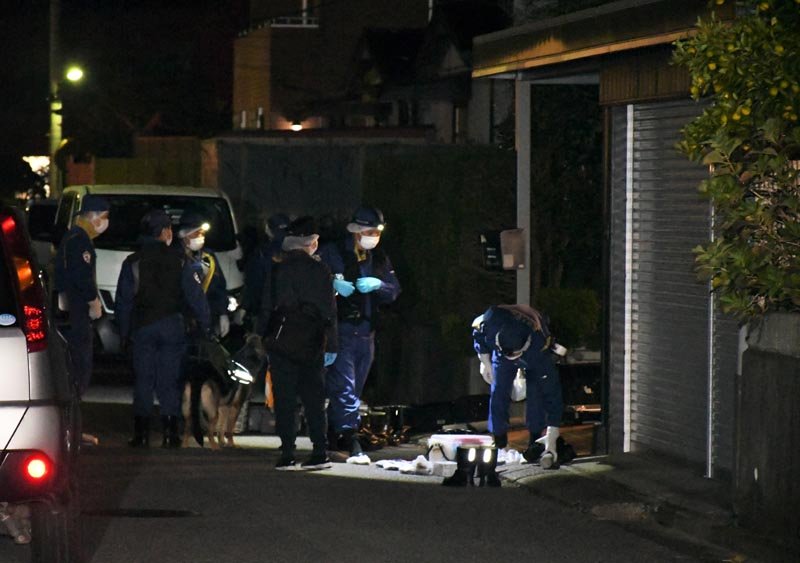 女性が何者かに刺された住宅の前で鑑識作業を行う捜査員＝２日午後８時ごろ、成田市囲護台