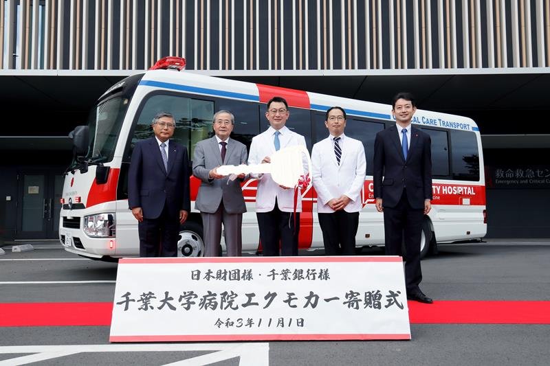 熊谷知事（右端）や千葉銀行の佐久間会長（左端）らが出席したエクモカーの寄贈式（千葉大病院提供）
