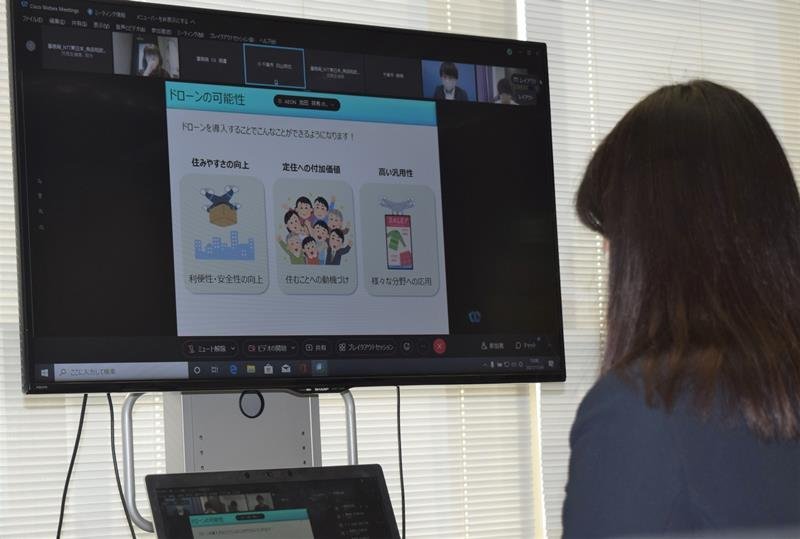 新型コロナウイルス感染防止のため、オンラインで開催した「まくはリンピック」の様子＝４日、千葉市美浜区
