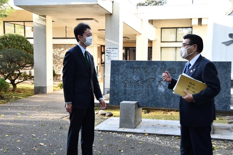 鈴木有市長（右）から鈴木貫太郎記念館の案内を受ける熊谷知事＝８日、野田市
