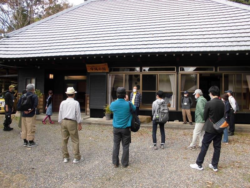 手作り甲冑を展示する古民家「宇城の館」の前で説明を聞く参加者＝大多喜町
