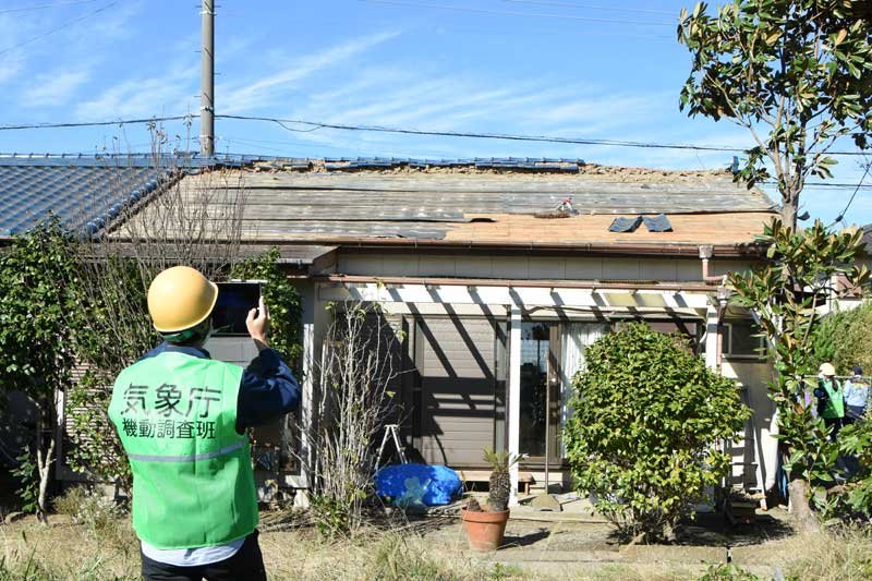 ９日に発生した突風について、現地調査をする気象庁機動調査班＝１０日午後、富津市