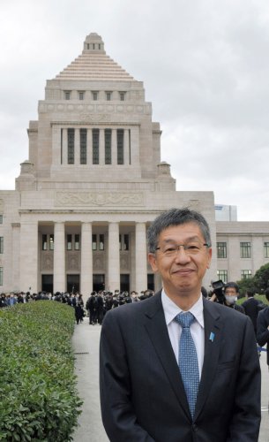 初登院する自民党の松本議員＝１０日、国会