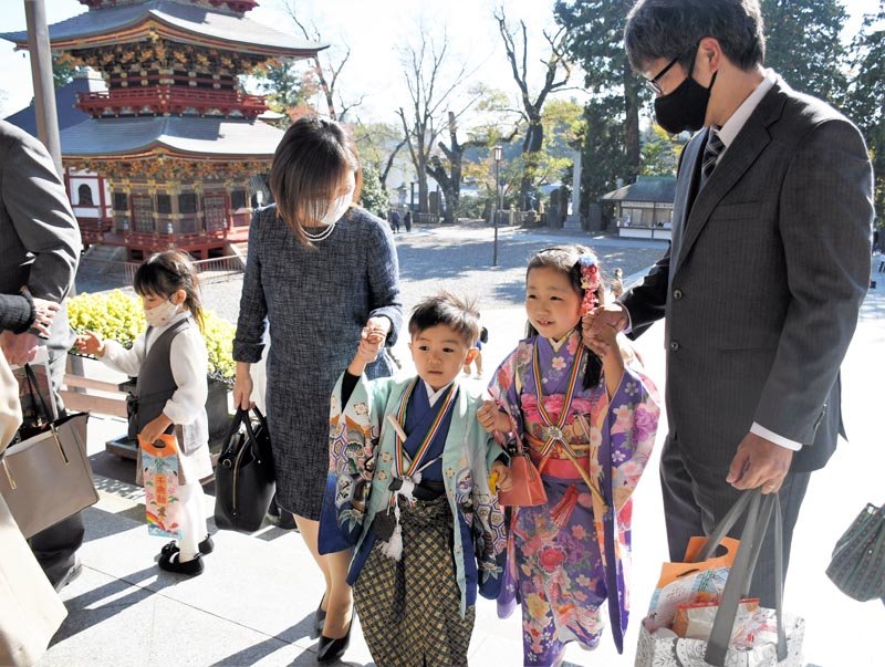 【写真複数あり】成田山、晴れ晴れ七五三　赤やピンク、境内華やかに