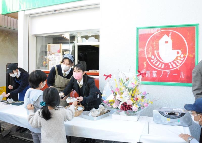 オープンしたカフェ「青葉ノワール」で接客する姉崎高校の生徒＝２３日、市原市
