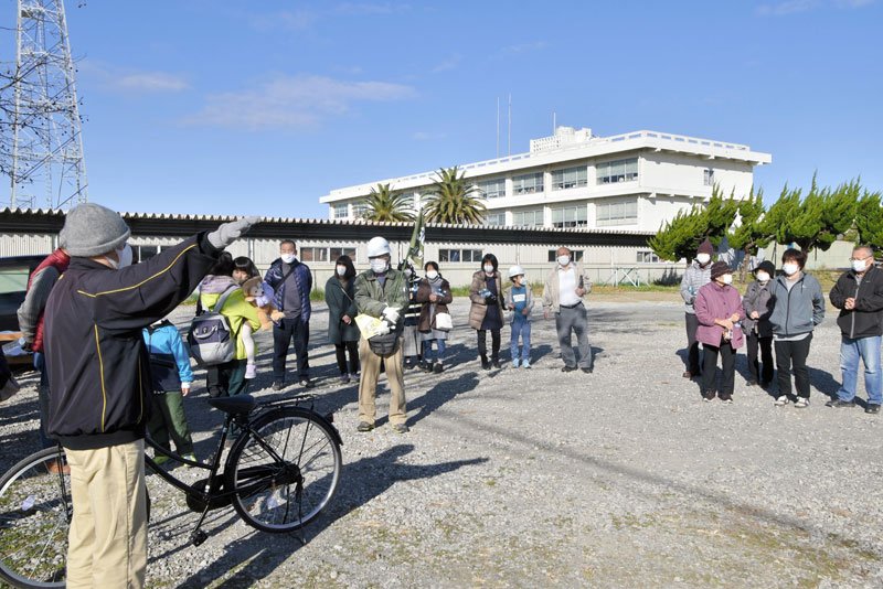 津波避難訓練で、第１波到達予想時刻までに避難場所に到着した住民ら＝５日、館山市