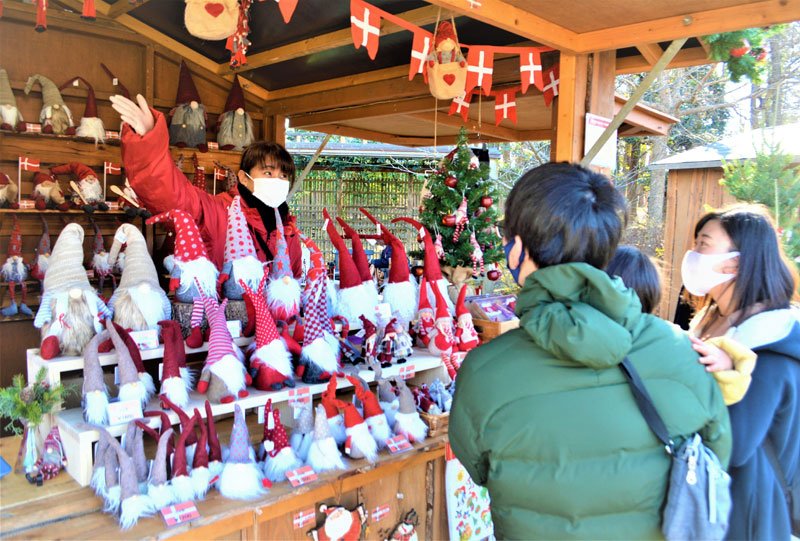２年ぶり雪の贈り物に子どもたち笑顔　船橋・アンデルセン公園　北欧のお菓子や雑貨並ぶクリスマスマーケットも