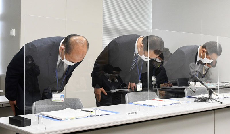 職員の懲戒処分を受け、記者会見で謝罪する山口新二教育次長（左から２人目）ら＝２２日午後、県庁
