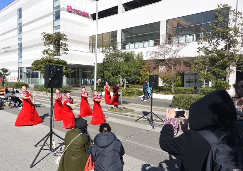 ペットモールの屋外で行われたフラダンススクールの公演＝千葉市美浜区のイオンモール幕張新都心
