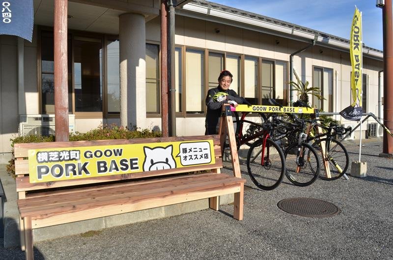 特製のサイクルラックとベンチをアピールする「とん亭九十九」店主の佐藤さん＝横芝光町屋形
