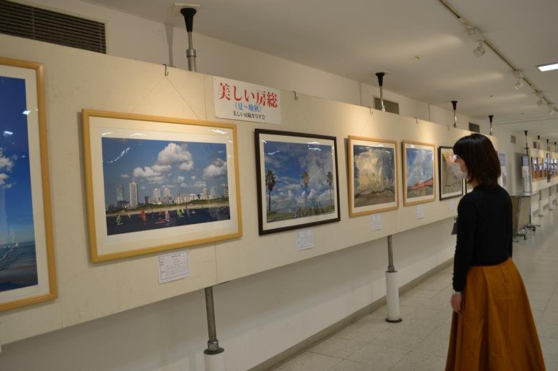 夏から秋にかけての房総の風景が並ぶ「美しい房総」展＝３０日、千葉市中央区のそごう千葉店
